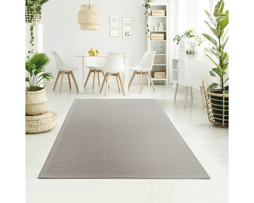 Grijs tapijt in een lichte eetkamer met eettafel en stoelen