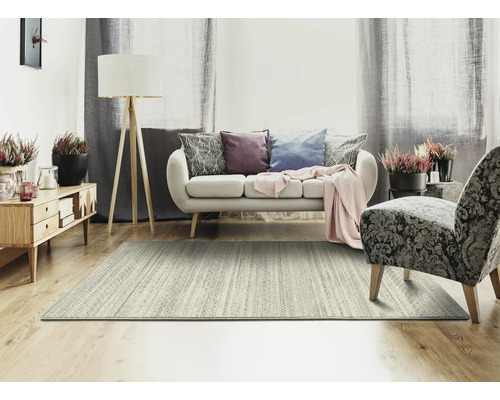 Woonkamer met tapijt, bank, fauteuil en bijzettafel