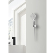 Handdouche aan wandhouder in de badkamer