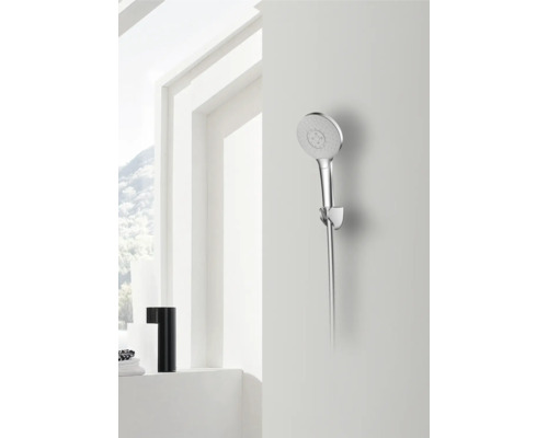 Handdouche aan wandhouder in de badkamer