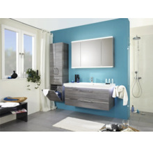 Moderne badkamer met wastafelonderkast, spiegelkast, hoge kast en douche