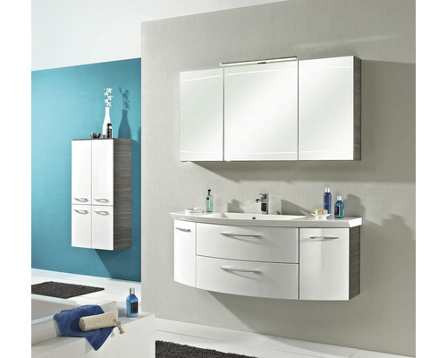 Moderne badkamerset met wastafelonderkast, spiegelkast en hoge kast