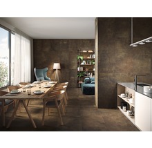 Lichte woonkamer met eettafel, stoelen, planken en vloertegels met steeneffect