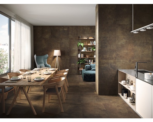 Lichte woonkamer met eettafel, stoelen, planken en vloertegels met steeneffect