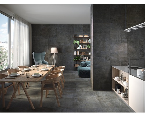 Moderne woonkamer met eettafel, stoelen, planken en donkere tegelvloer