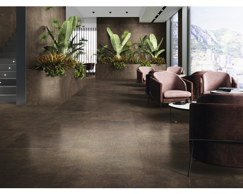 Elegant interieur met vloertegels, fauteuils en planten.