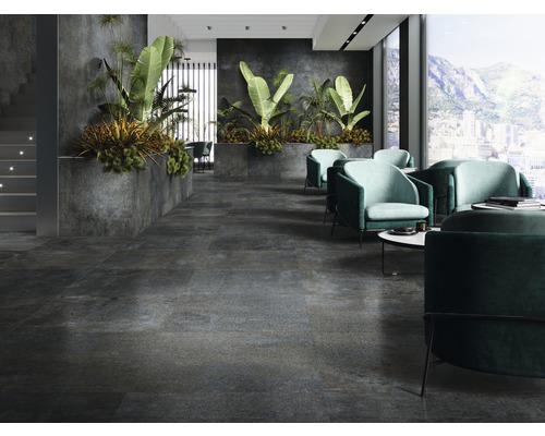 Elegante wachtkamer met vloertegels in steenlook, groene scheidingswanden en fauteuils