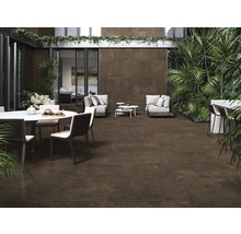 Terras met keramische tegels in bruin, tuinmeubilair en weelderige beplanting