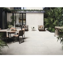 Terras met tegelvloer, zithoek en planten