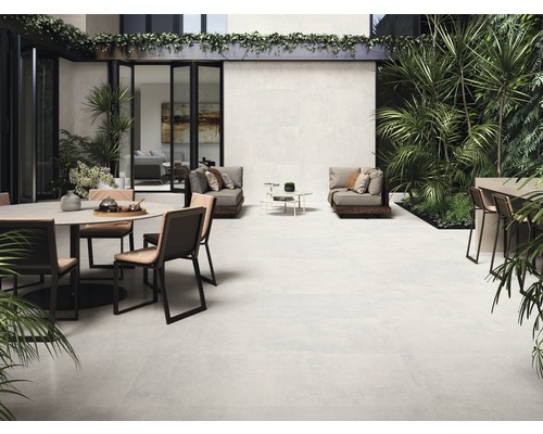 Terras met tegelvloer, zithoek en planten