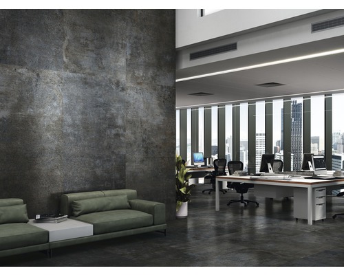 Moderne kantoorruimte met wand- en vloertegels in betonlook, kantoormeubilair en zithoek