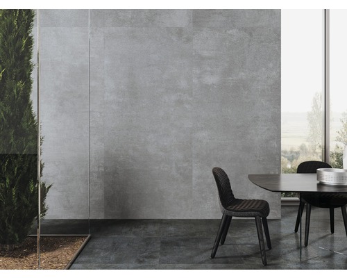 Eetgedeelte met wand- en vloertegels in steenlook en groot raam