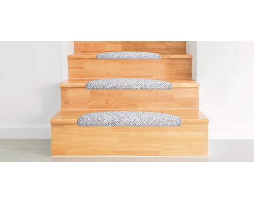 Houten trap met drie treden en trapmatten