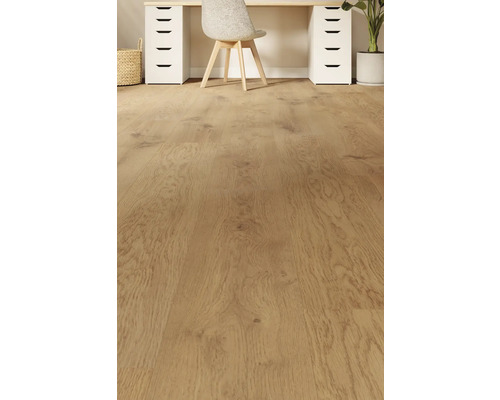 Lichte eikenhouten laminaatvloer in interieur met bureau en stoel