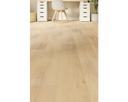 Lichte houten vloer in een studeerkamer met bureau en stoel