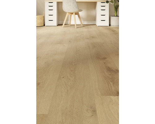 Lichte laminaatvloer in werkkamer met bureau en stoel