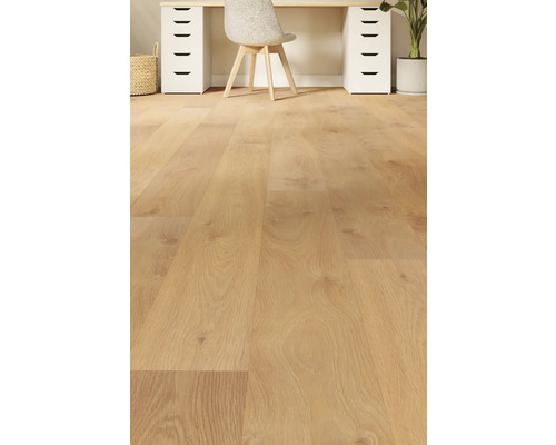 Close-up van lichte laminaatvloer in een interieur