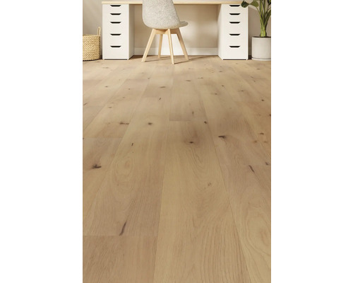 Lichte houten vloer in een werkkamer met bureau en stoel.