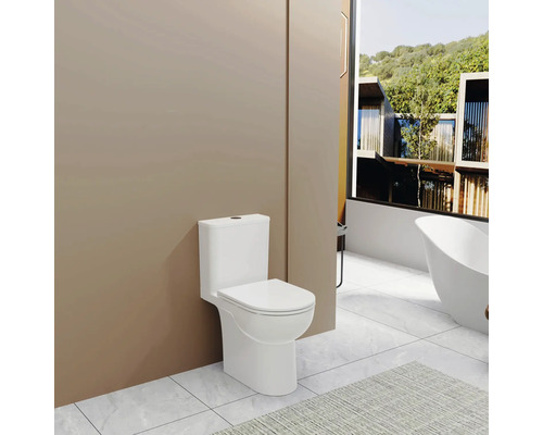 Witte staande toiletpot in een badkamer