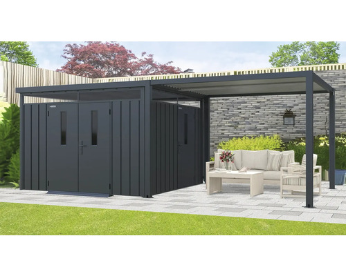 Metalen tuinhuis met overkapping en tuinmeubilair in de tuin