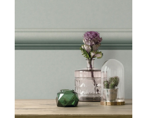 Decoratieve scène met glazen vazen en cactus onder glazen stolp op een tafel