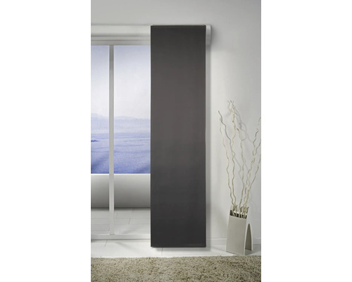 Decoratief schuifgordijn voor een raam met uitzicht op zee, naast een vaas met takken