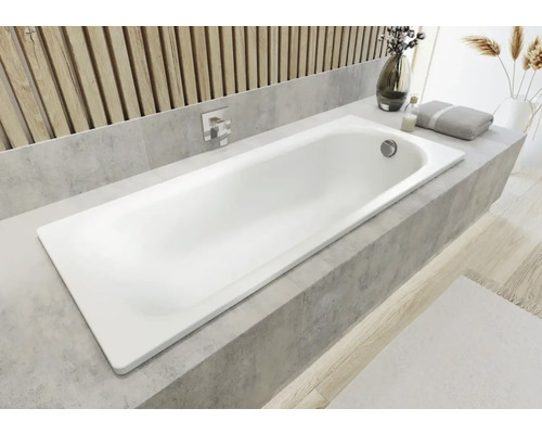 Ingebouwd bad in een badkamer met een neutrale inrichting.