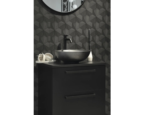 Badkamer met wastafel, kraan, onderkast en wandtegels met geometrisch patroon