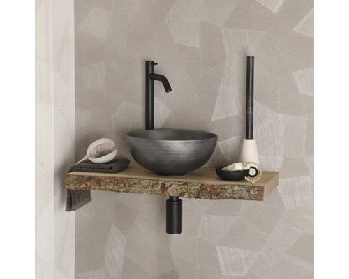 Moderne wastafel met kraan gemonteerd op een houten plank