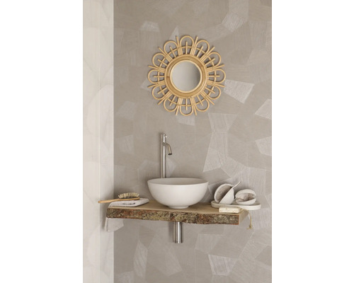 Badkamer met ronde spiegel, opzetwastafel, kraan en wastafelblad