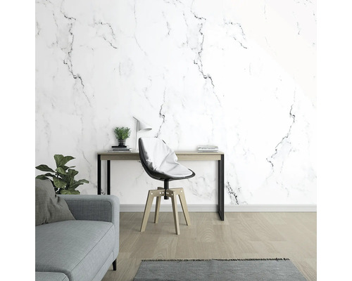 Woonkamer met marmerbehang, bureau en bureaustoel