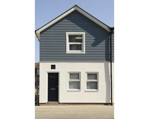 Gevel van een huis met houten elementen en ramen