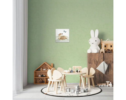 Kinderkamer met kindermeubels en muurschildering hert