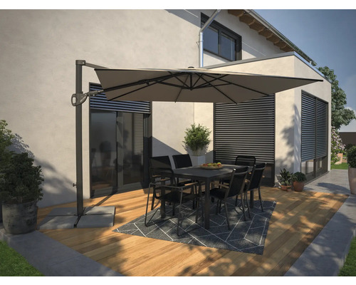 Tuinscene met zweefparasol, tafel en stoelen op een terras