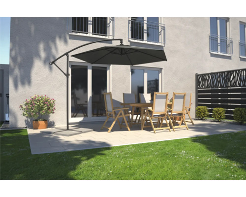 Tuinscene met zweefparasol, tuintafel en stoelen op een terras