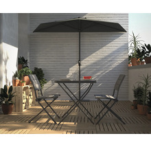 Terras met parasol, tuintafel en tuinstoelen