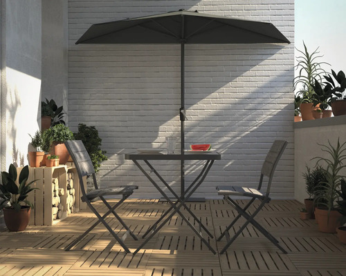 Terras met parasol, tuintafel en tuinstoelen