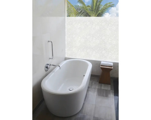 Badkamer met ligbad en raam