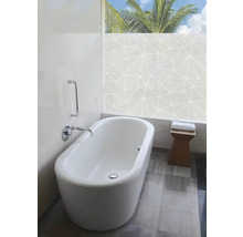 Badkamer met bad en raamfolie met geometrisch patroon