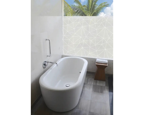 Badkamer met bad en raamfolie met geometrisch patroon