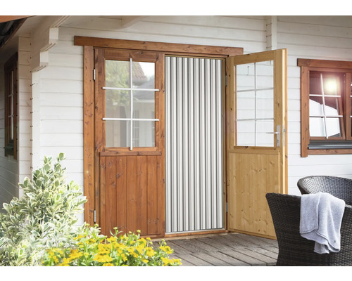 Houten huis met dubbele deur en insectenbescherming