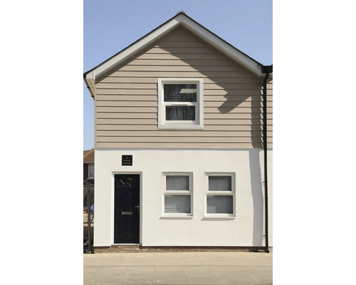 Gevel van een huis met ramen en een deur