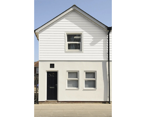 Exterieur van een huis met twee verdiepingen, met voordeur en ramen.