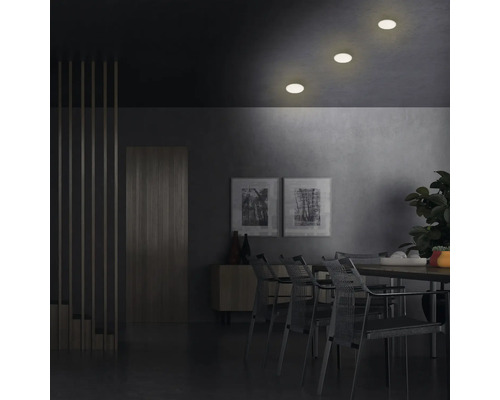 Eetkamer met eettafel, stoelen en drie plafondlampen