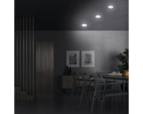 Eetkamer met eettafel, stoelen, dressoir en inbouwspots voor heldere verlichting