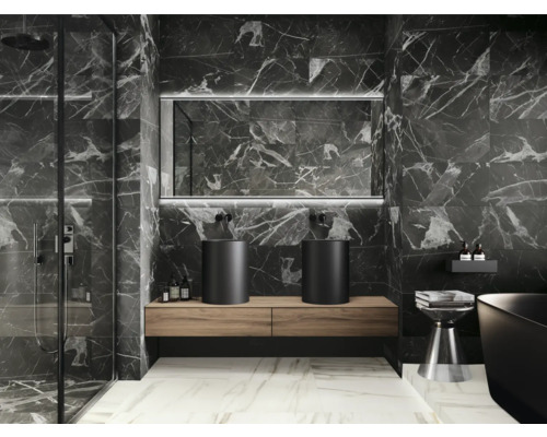 Moderne badkamer met donkere marmeren wanden, twee opzetwastafels en een douche