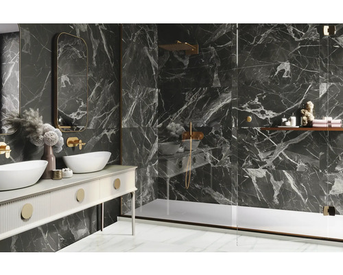 Moderne badkamer met marmeren tegels, wastafelmeubel met twee wastafels en douchecabine.