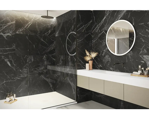 Moderne badkamer met douche, wastafelonderkast en spiegel