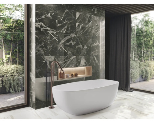 Badkamer met ligbad, kraan en wandtegels in marmerlook voor een moderne sfeer