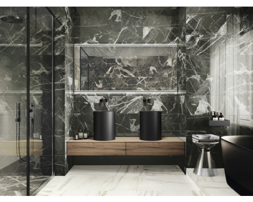 Moderne badkamer met donkere marmeren tegels, wastafelonderkast en ronde opzetwastafels